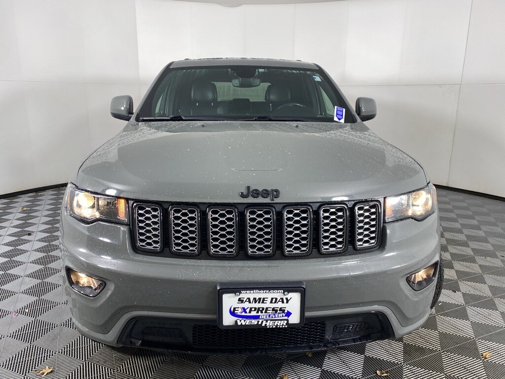 2020 Jeep Grand Cherokee Laredo photo 2