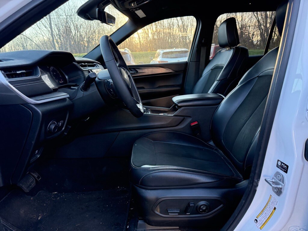 Used 2025 Jeep Grand Cherokee Laredo SUV