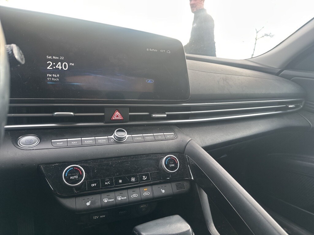 2023 Hyundai Elantra SEL photo 2