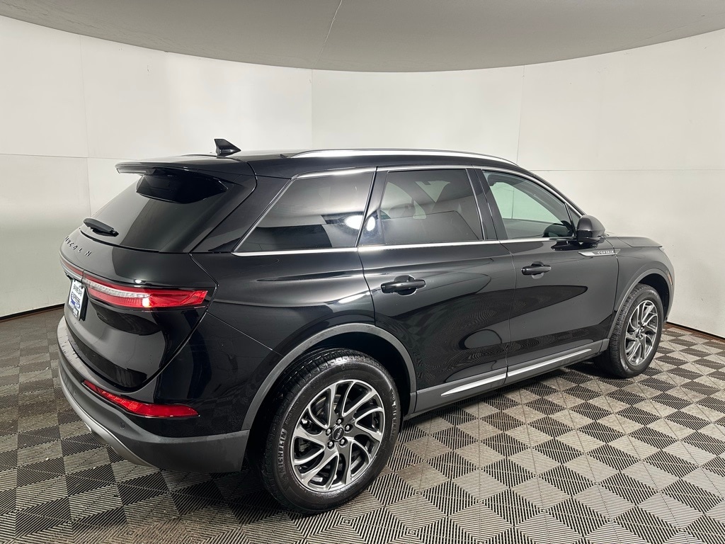 2022 Lincoln Corsair Standard photo 3