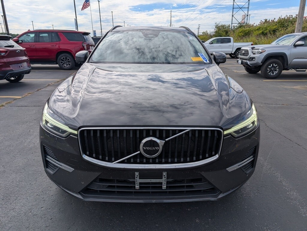 2022 Volvo XC60 B5 Momentum photo 2