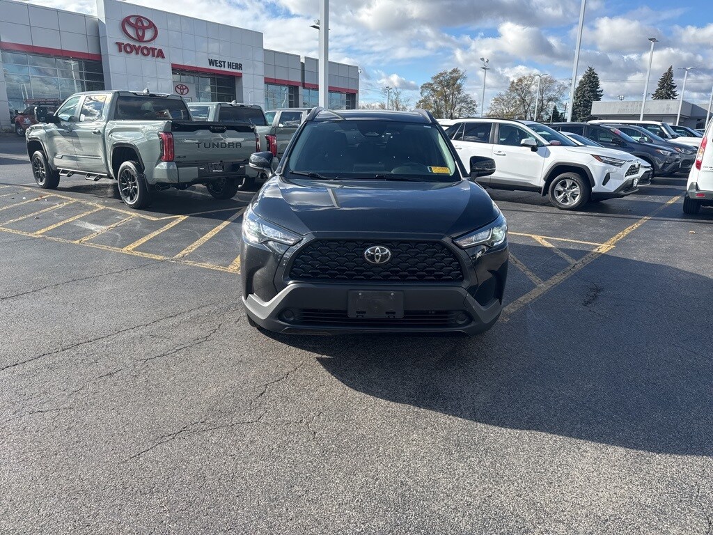 2023 Toyota Corolla Cross LE photo 2