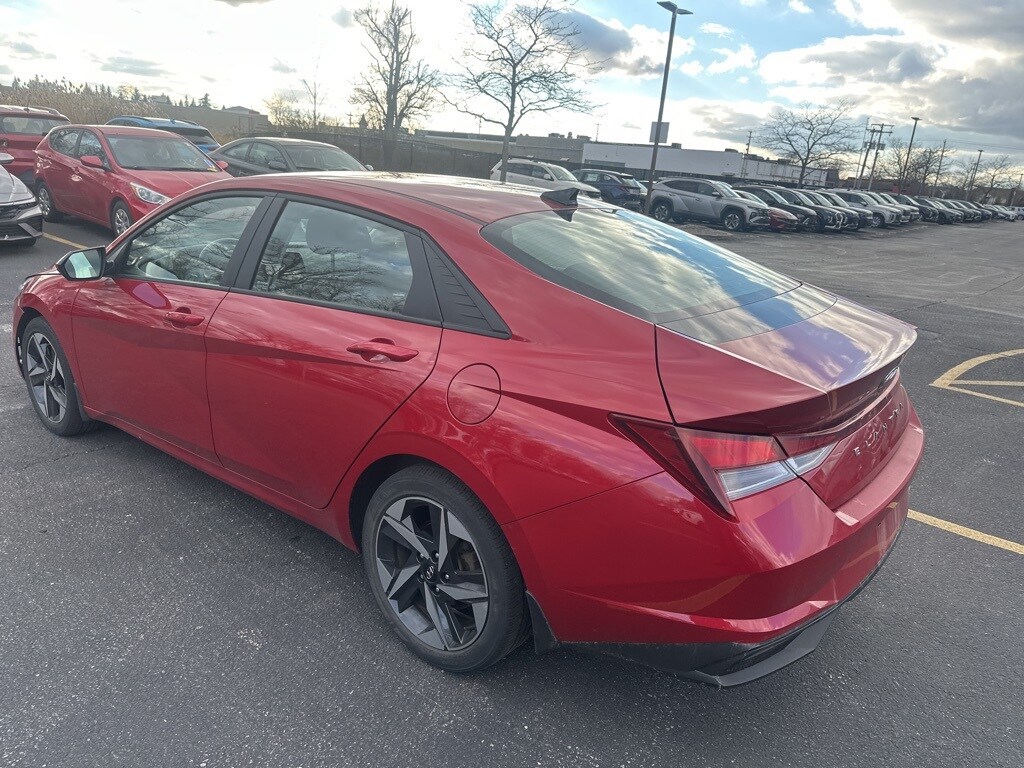 2023 Hyundai Elantra SEL photo 3