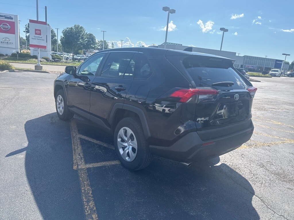 2023 Toyota RAV4 LE photo 3