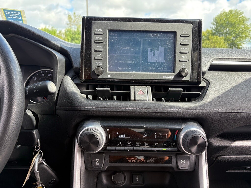 2022 Toyota RAV4 LE photo 3
