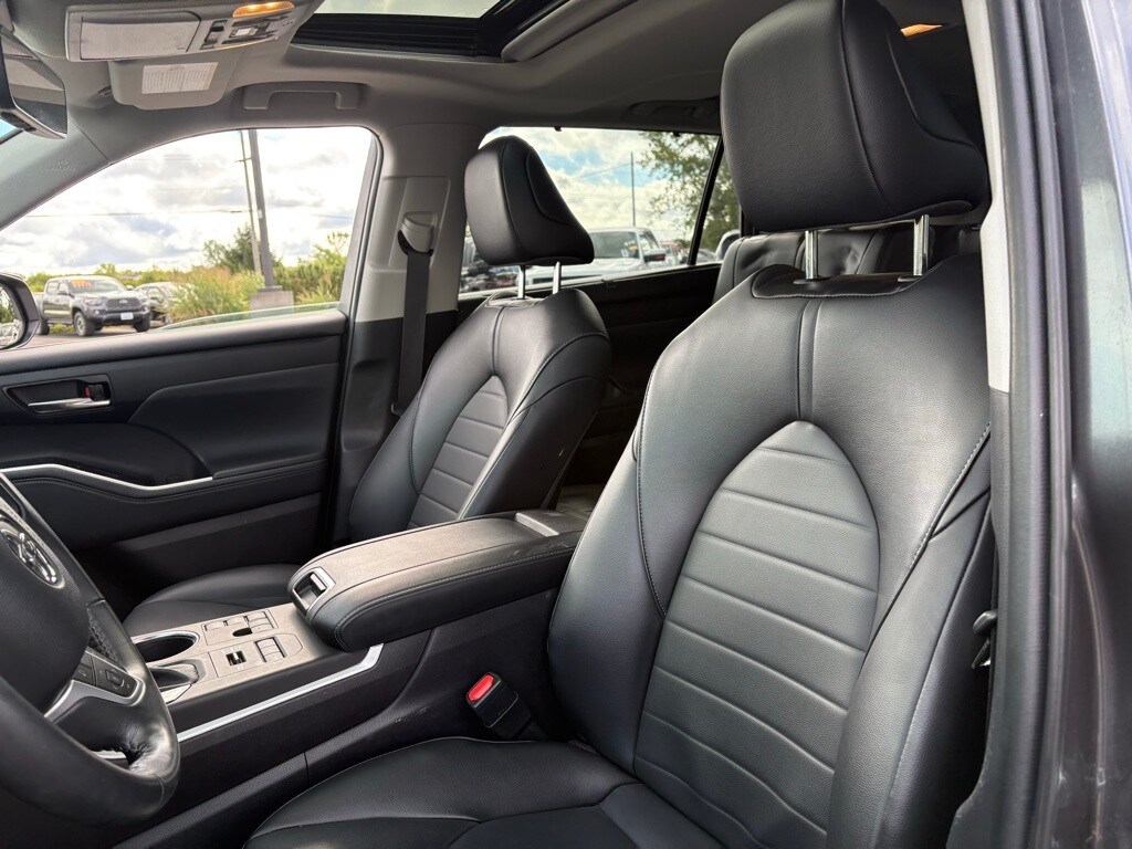 2023 Toyota Highlander L photo 4