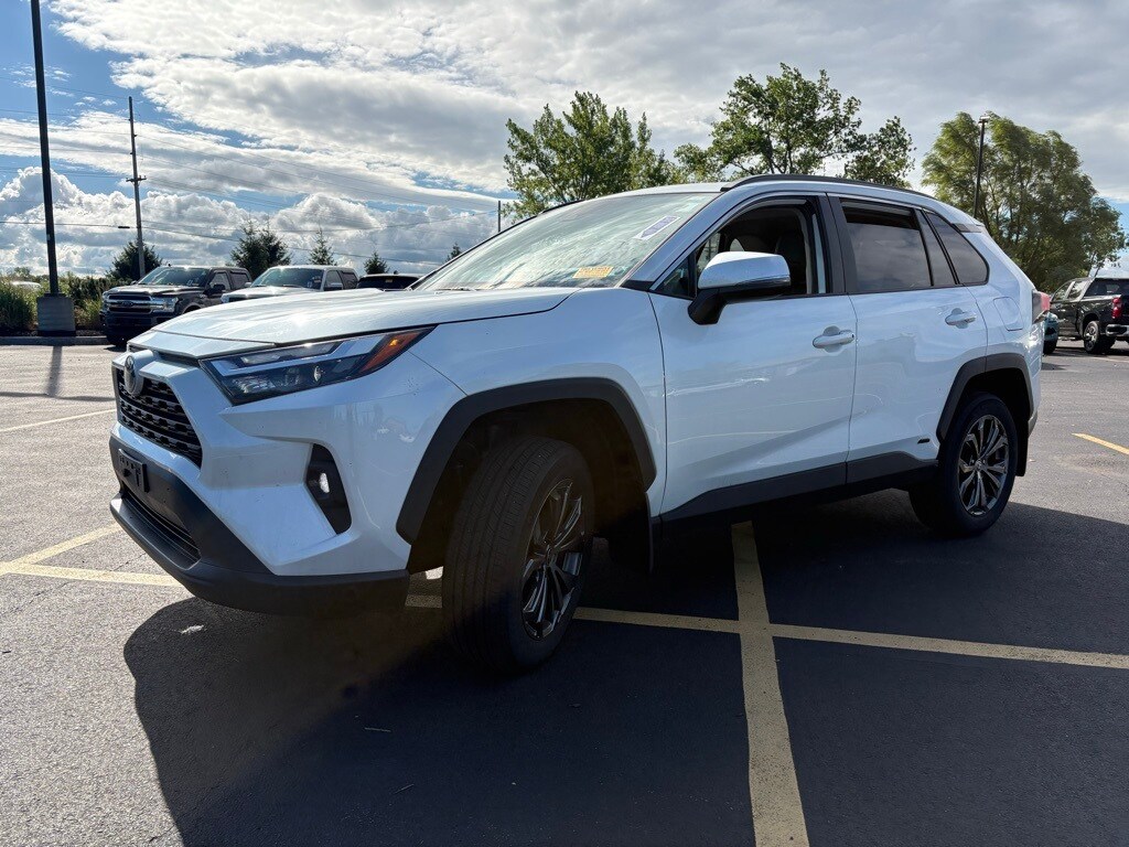 2023 Toyota RAV4 Hybrid XLE Premium photo 3