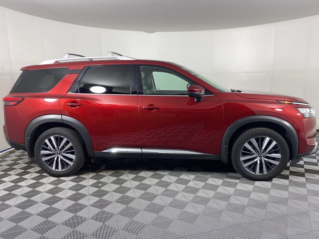 2022 Nissan Pathfinder Platinum photo 2