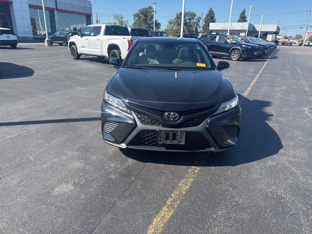 2020 Toyota Camry SE photo 2