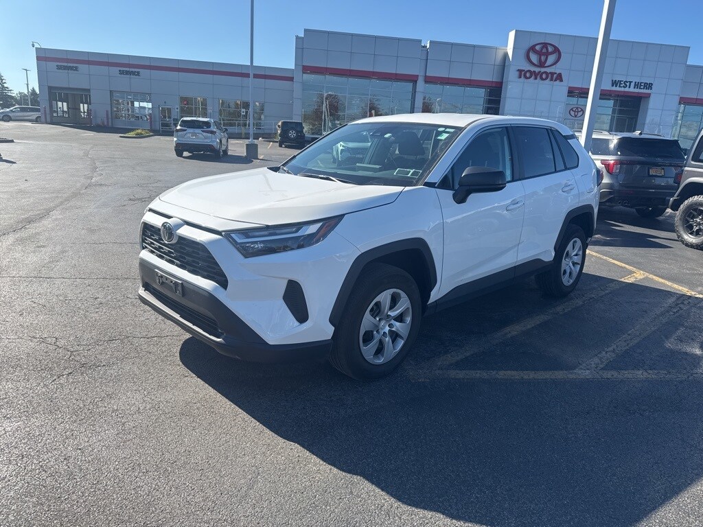2023 Toyota RAV4 LE photo 3