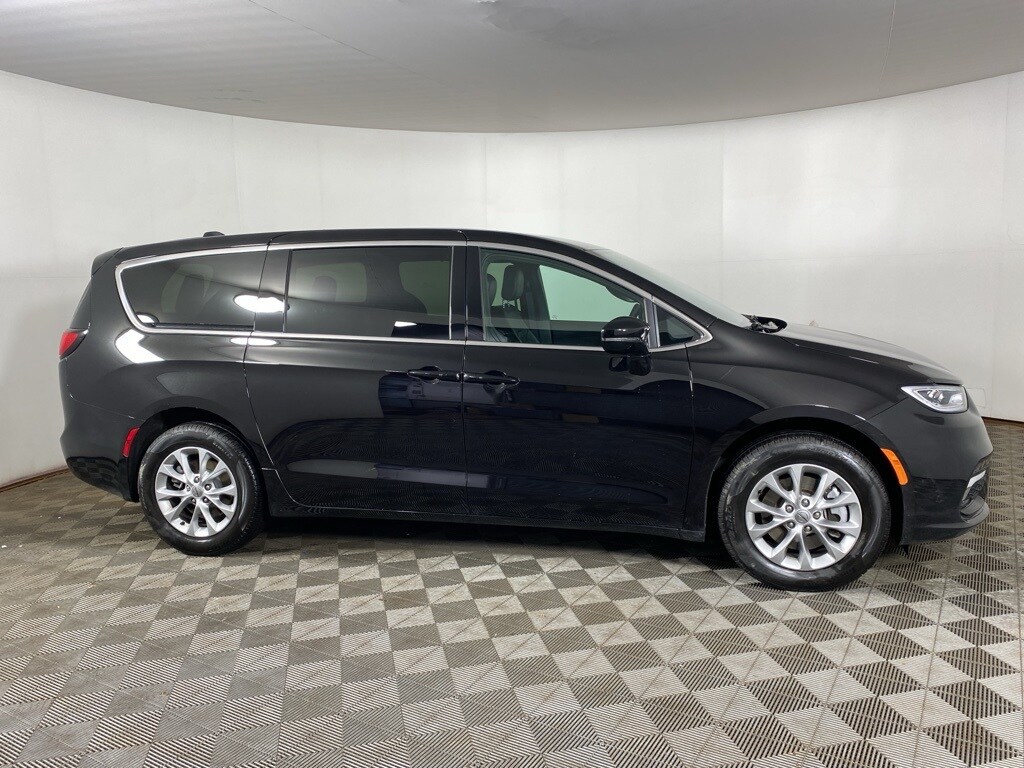 2025 Chrysler Pacifica photo 4