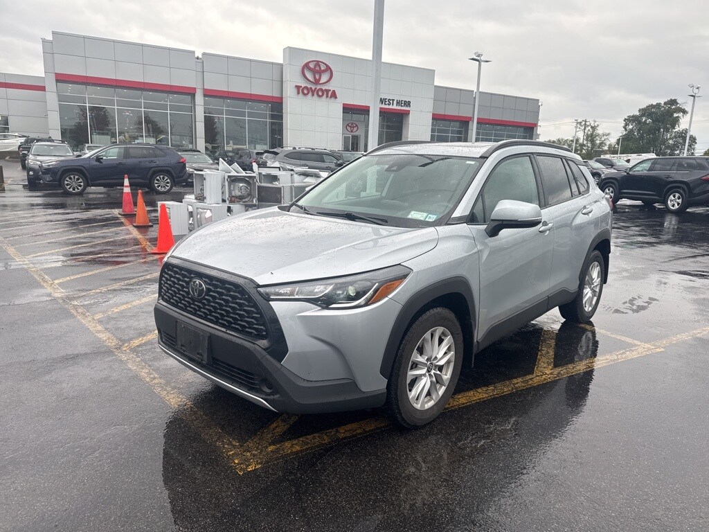 2022 Toyota Corolla Cross LE photo 3
