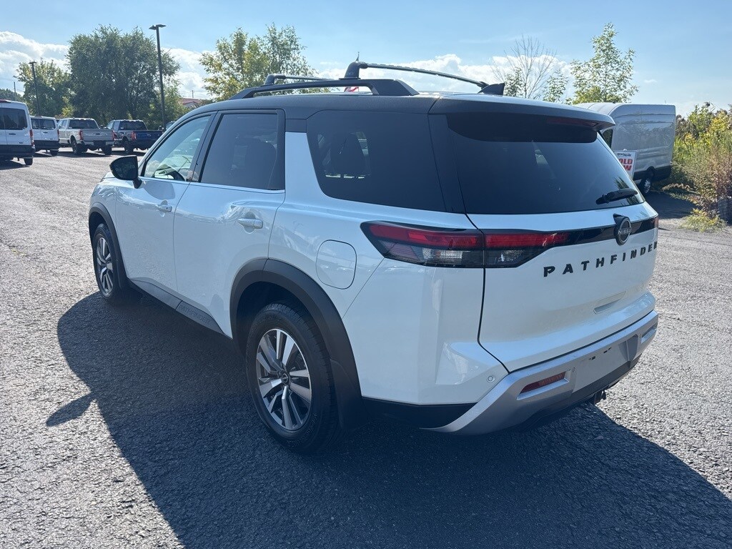 2023 Nissan Pathfinder SL photo 2