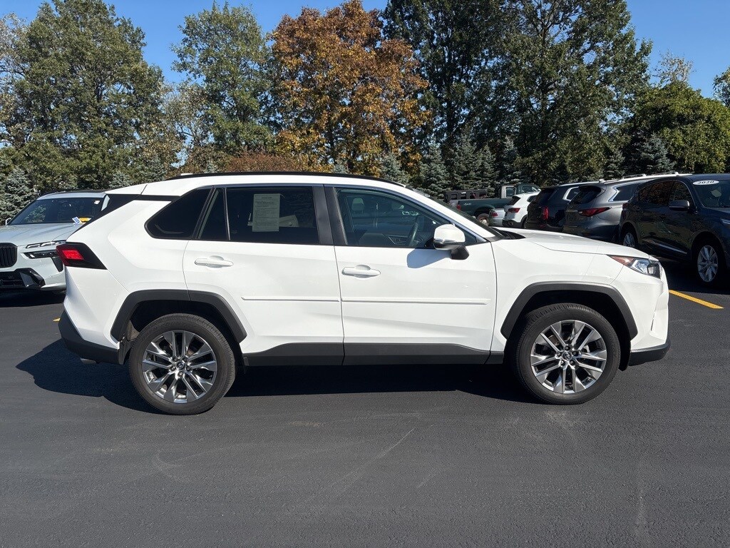2020 Toyota RAV4 XLE Premium photo 3