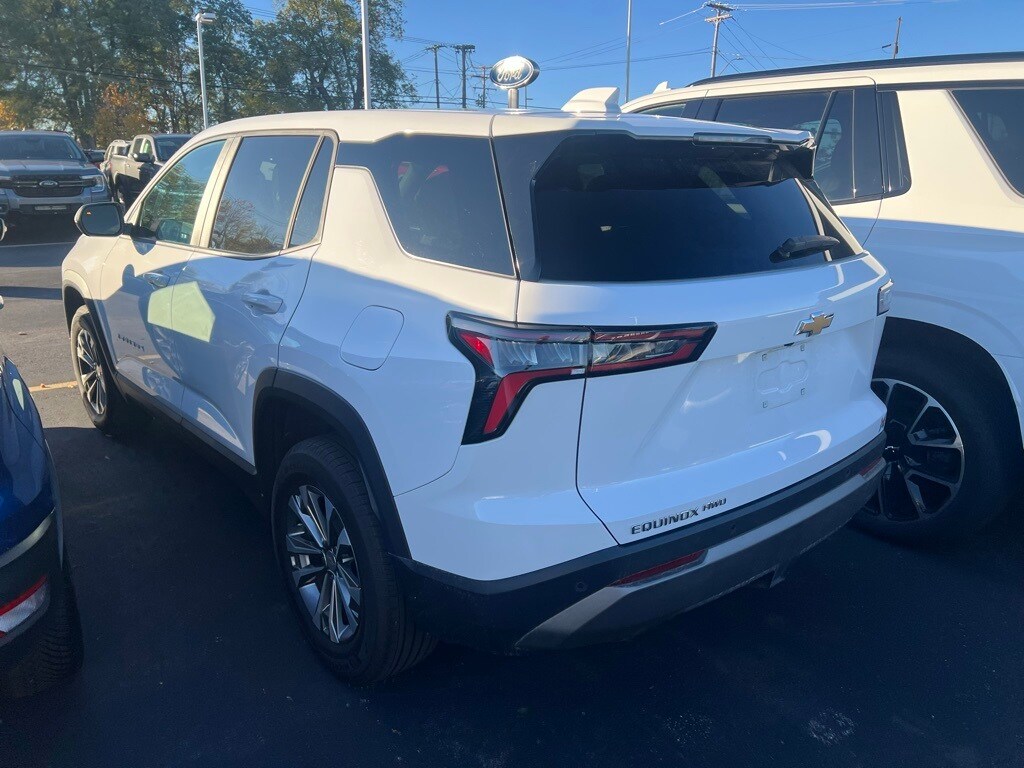 2025 Chevrolet Equinox LT photo 3