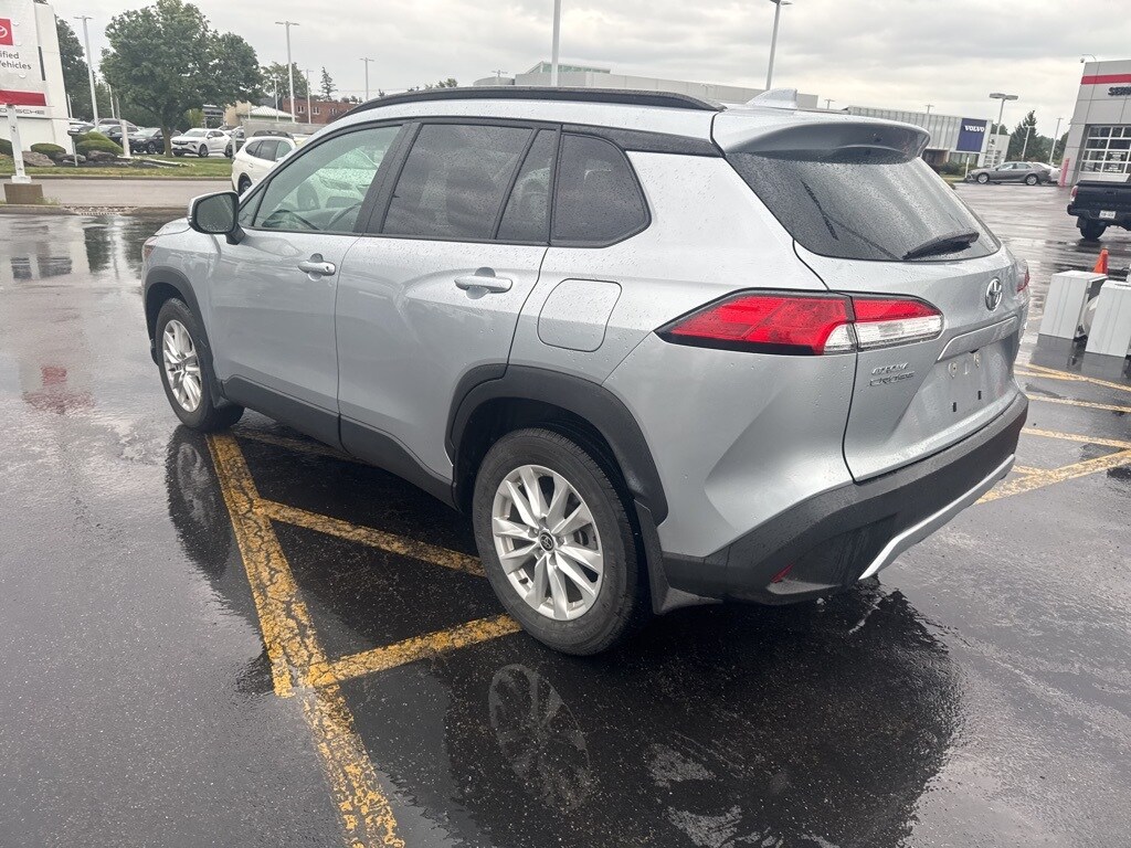 2022 Toyota Corolla Cross LE photo 4