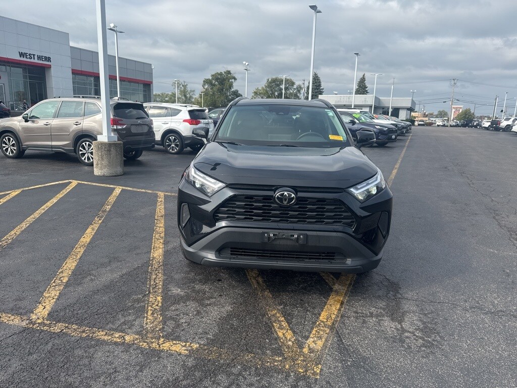 2022 Toyota RAV4 XLE photo 2