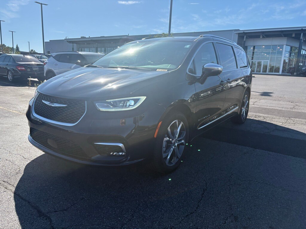 2025 Chrysler Pacifica Pinnacle photo 3