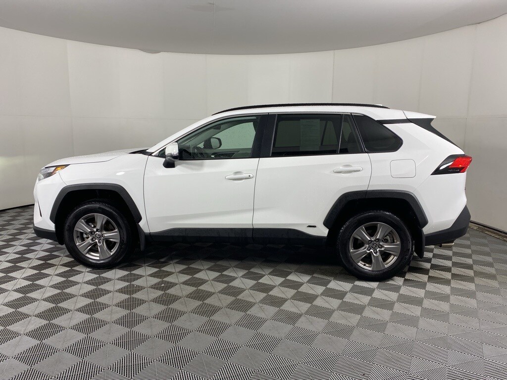 2025 Toyota RAV4 Hybrid XLE photo 4