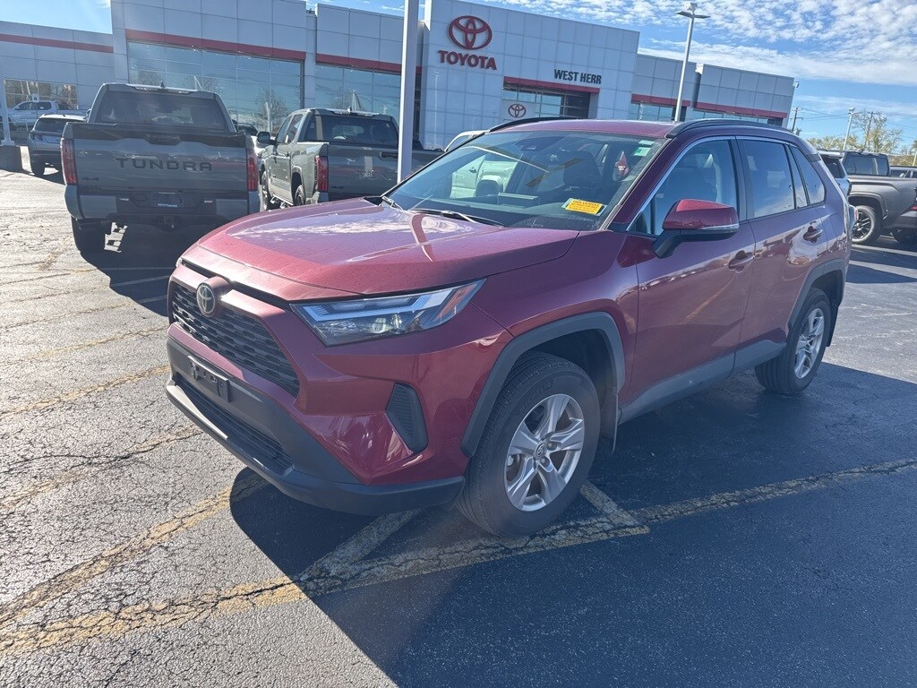 2023 Toyota RAV4 XLE photo 3