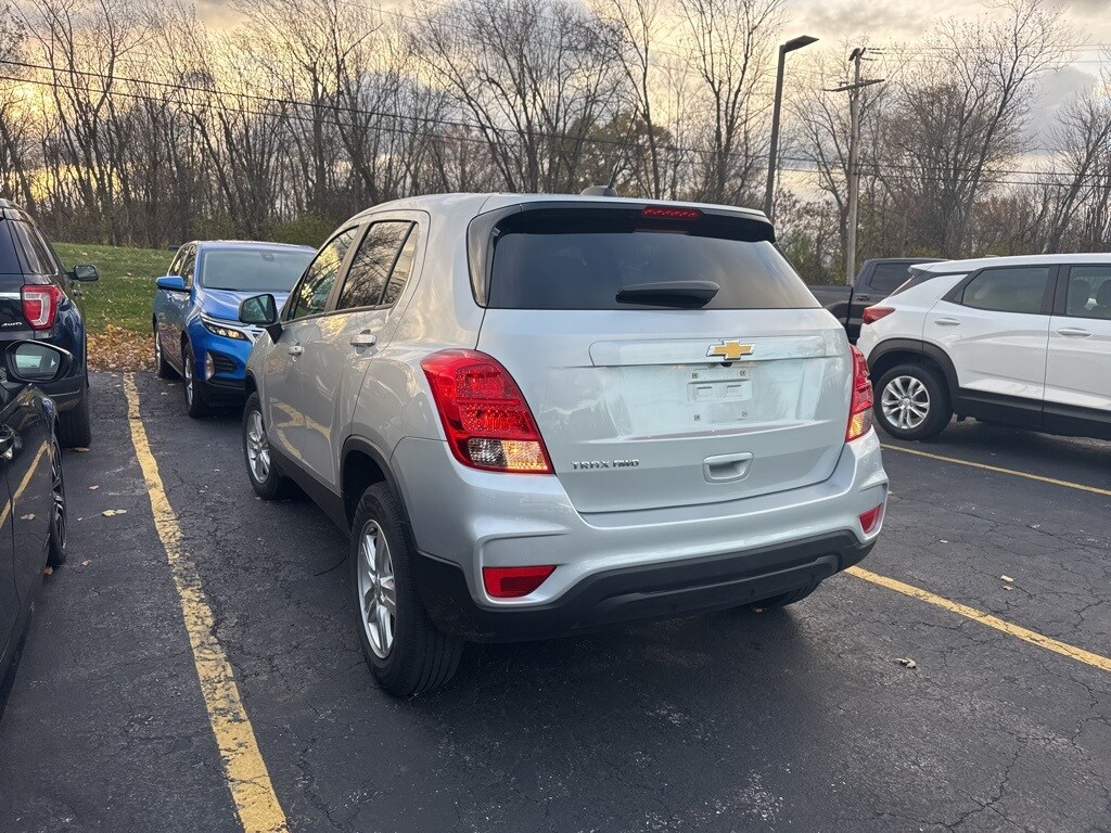 2022 Chevrolet Trax LS photo 3