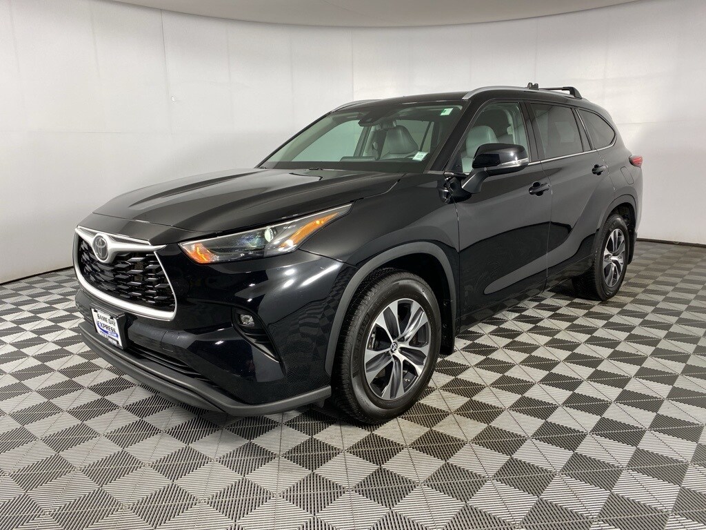 2022 Toyota Highlander XLE photo 3