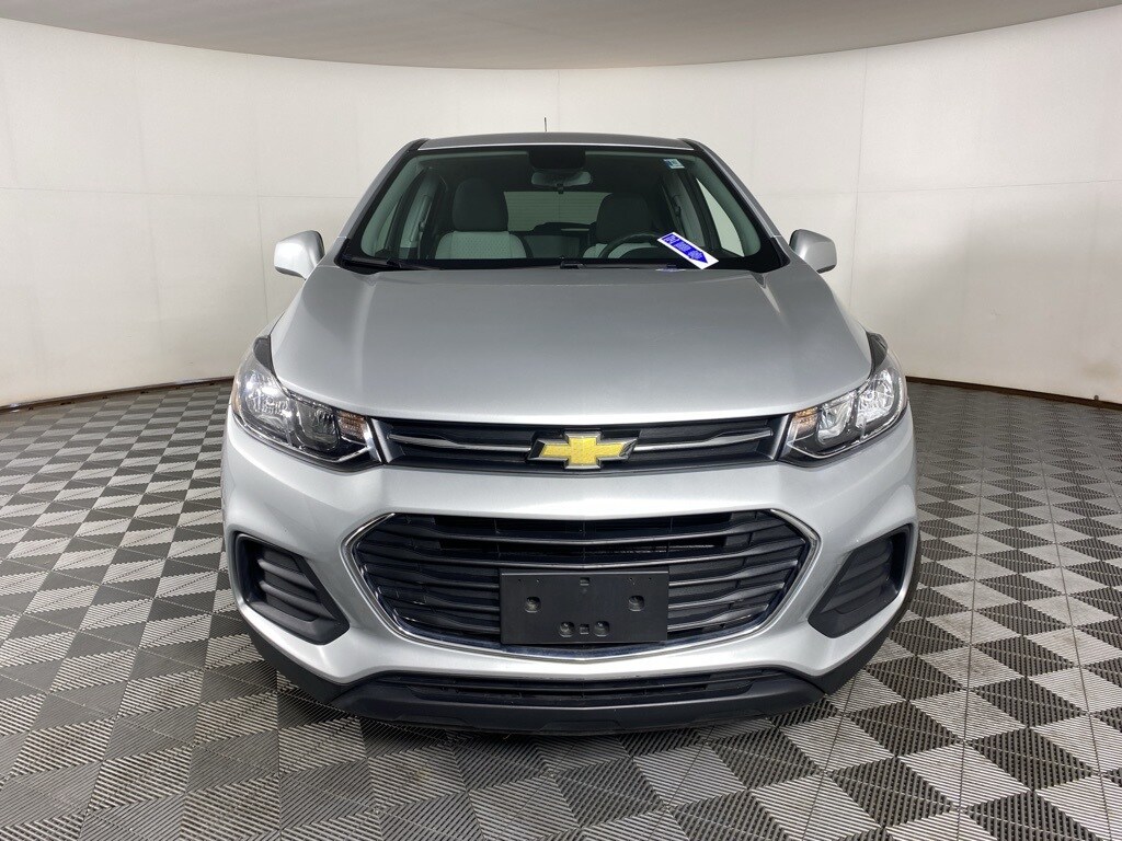 2022 Chevrolet Trax LS photo 2