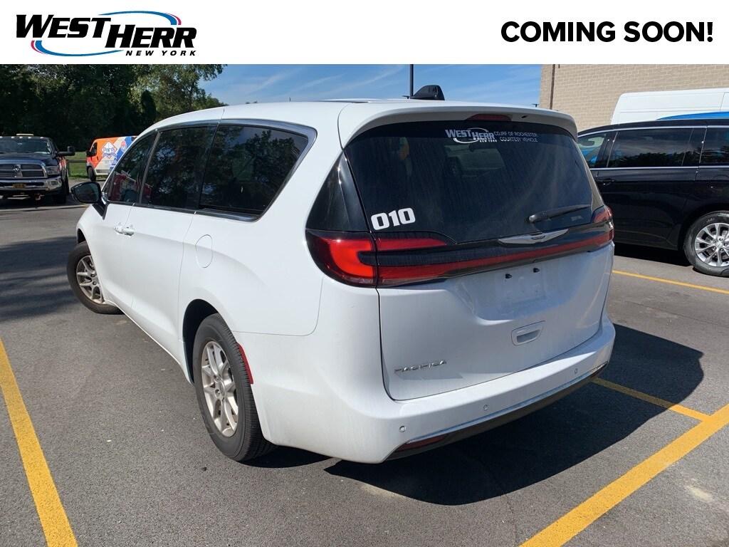 2025 Chrysler Pacifica photo 3