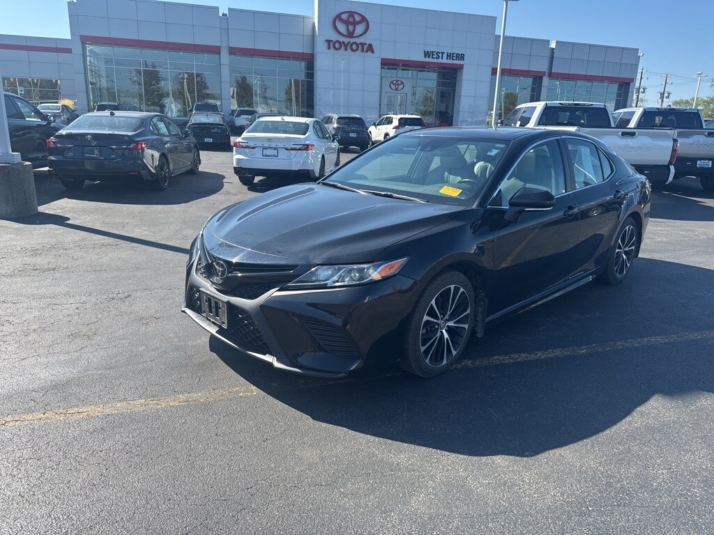 2020 Toyota Camry SE photo 3