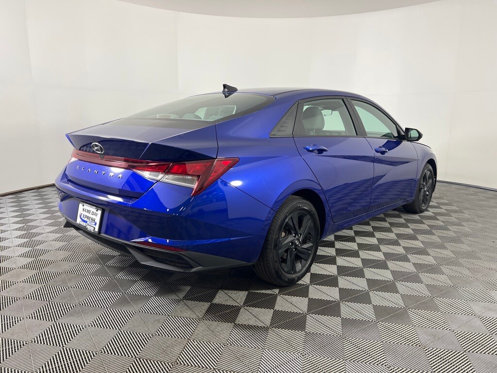 2022 Hyundai Elantra SEL photo 3