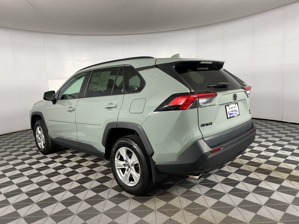 2020 Toyota RAV4 XLE photo 2