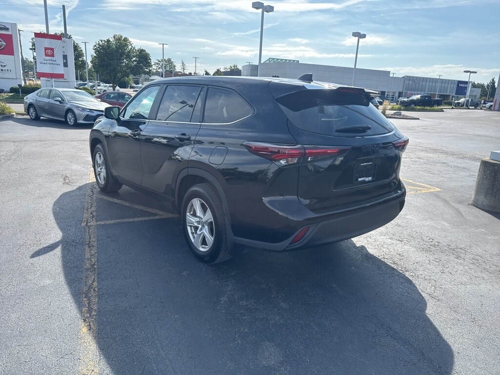 2024 Toyota Highlander LE photo 4