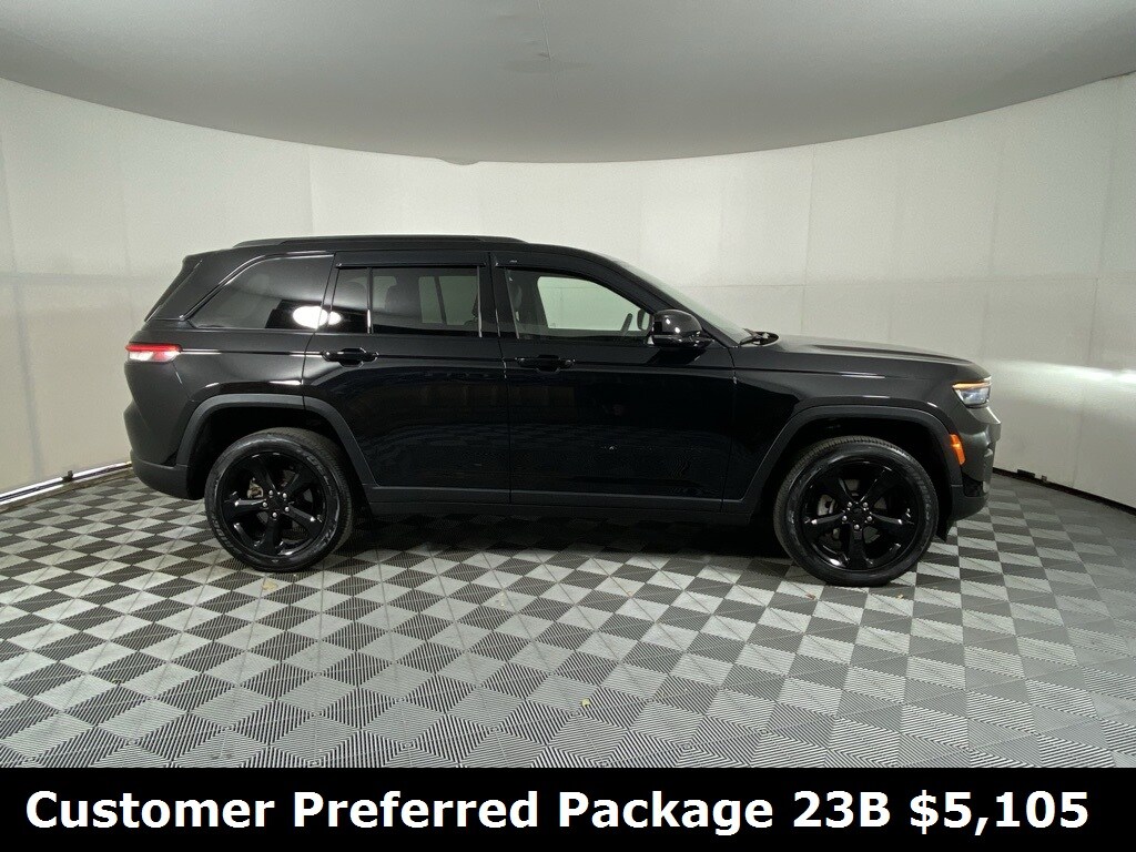 2023 Jeep Grand Cherokee Laredo photo 3