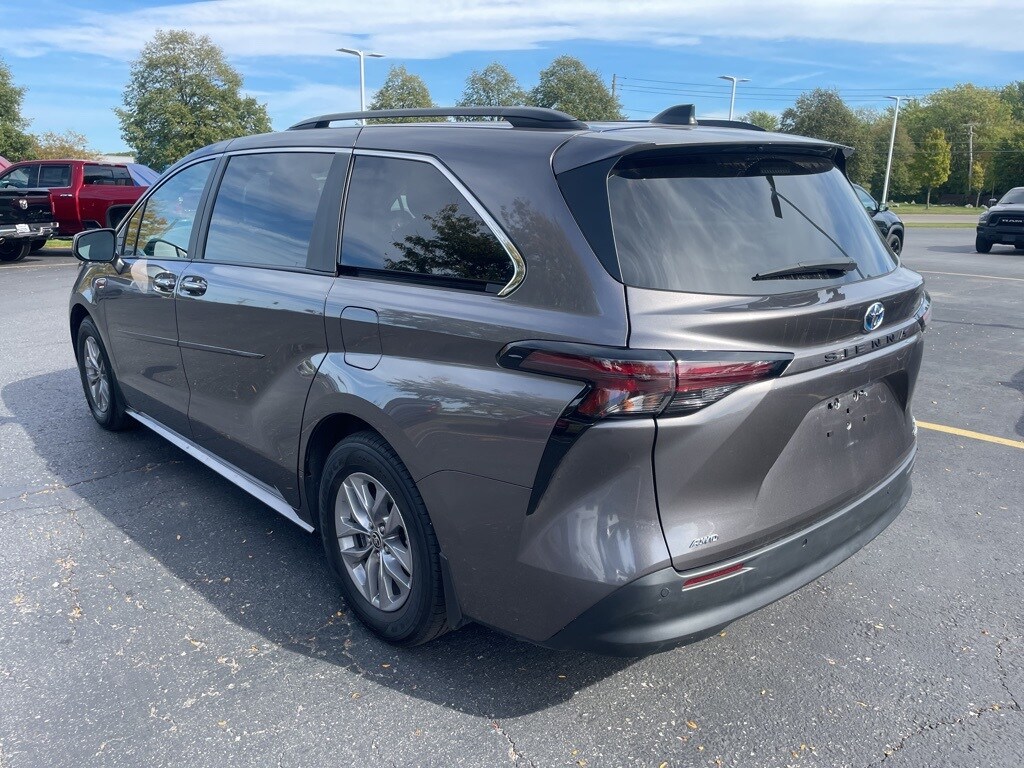 2023 Toyota Sienna XLE photo 3