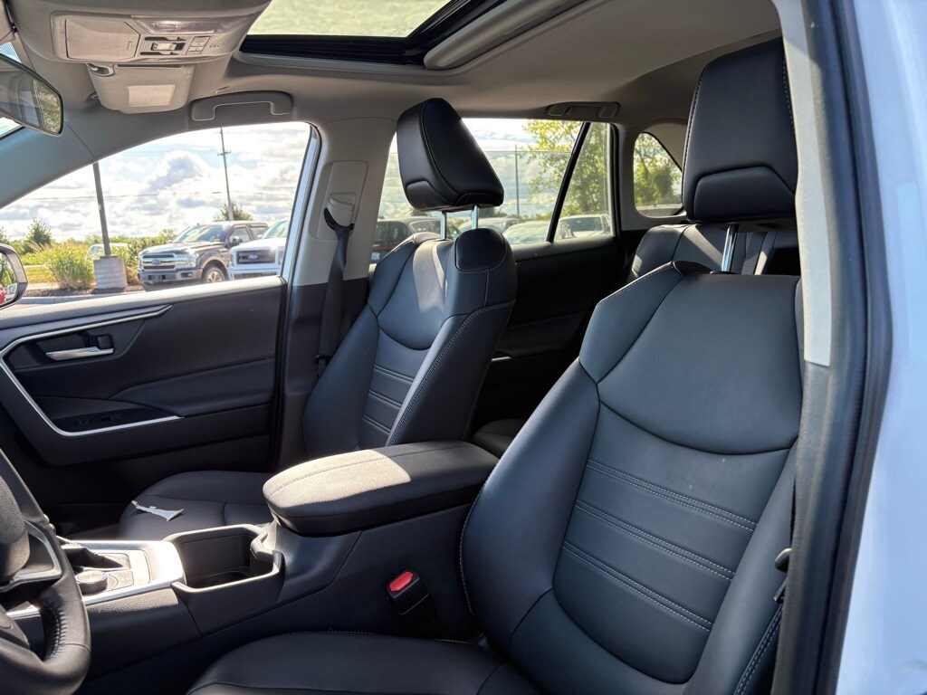 2023 Toyota RAV4 Hybrid XLE Premium photo 4