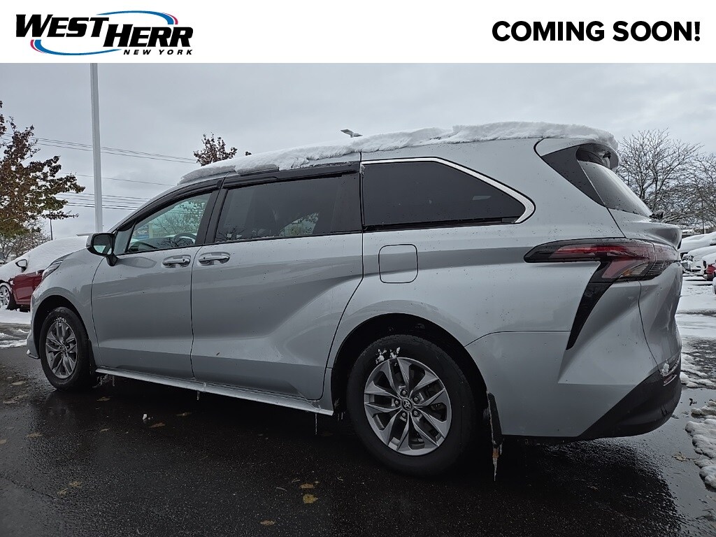 Used 2023 Toyota Sienna LE 8 Passenger Van Passenger Van