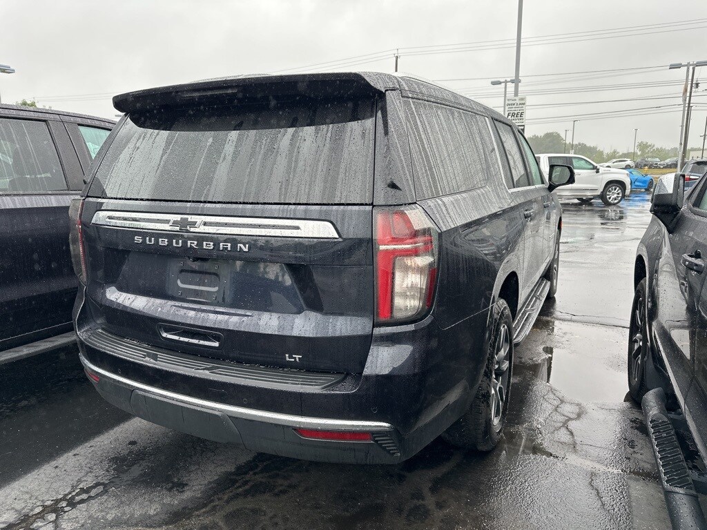 2023 Chevrolet Suburban LT photo 2