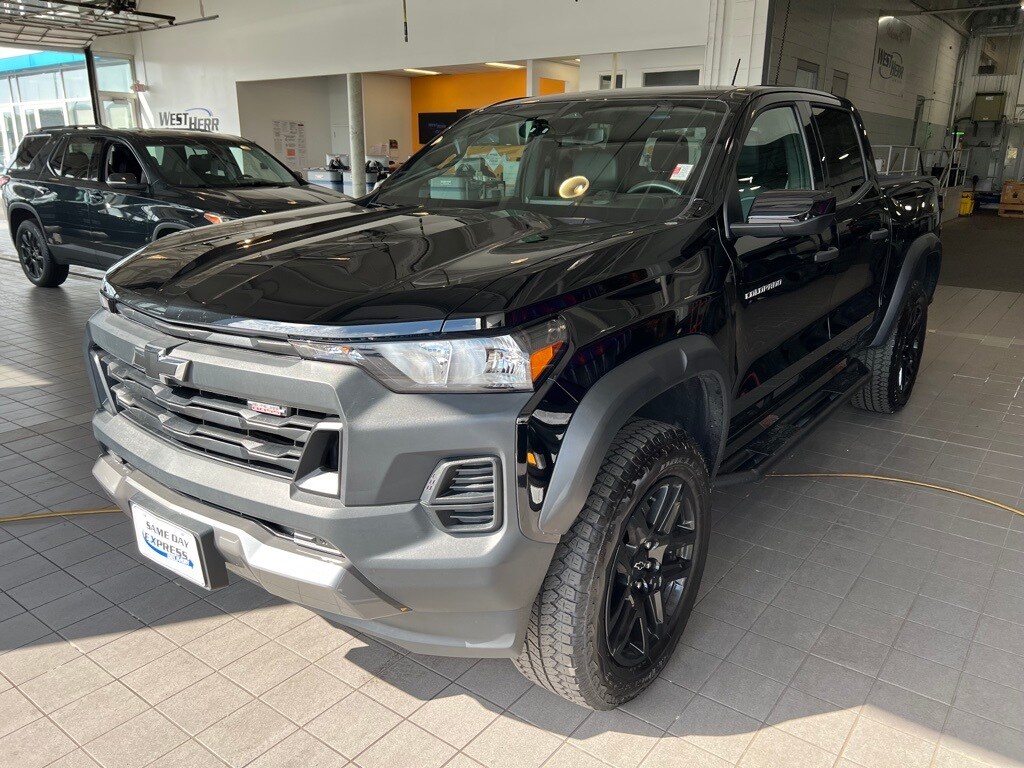 2024 Chevrolet Colorado Trail Boss photo 2