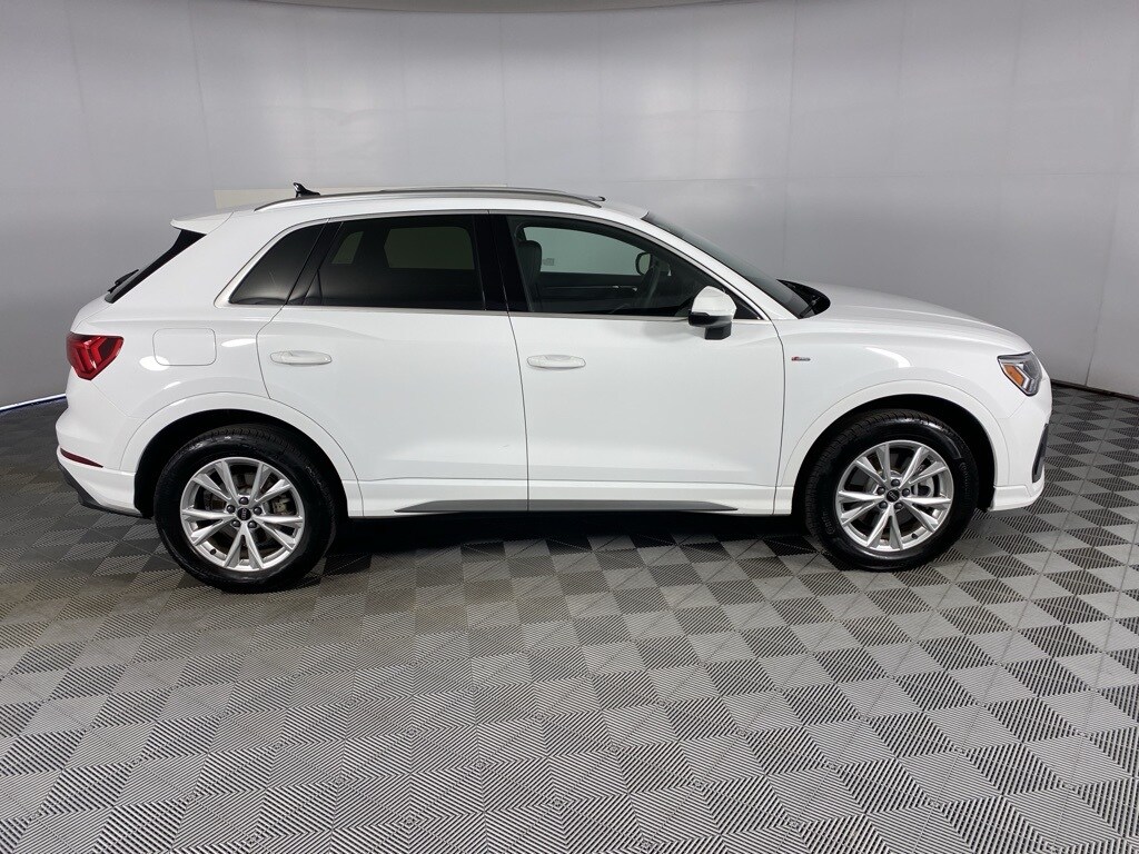 2024 Audi Q3 45 TFSI S line Premium photo 3