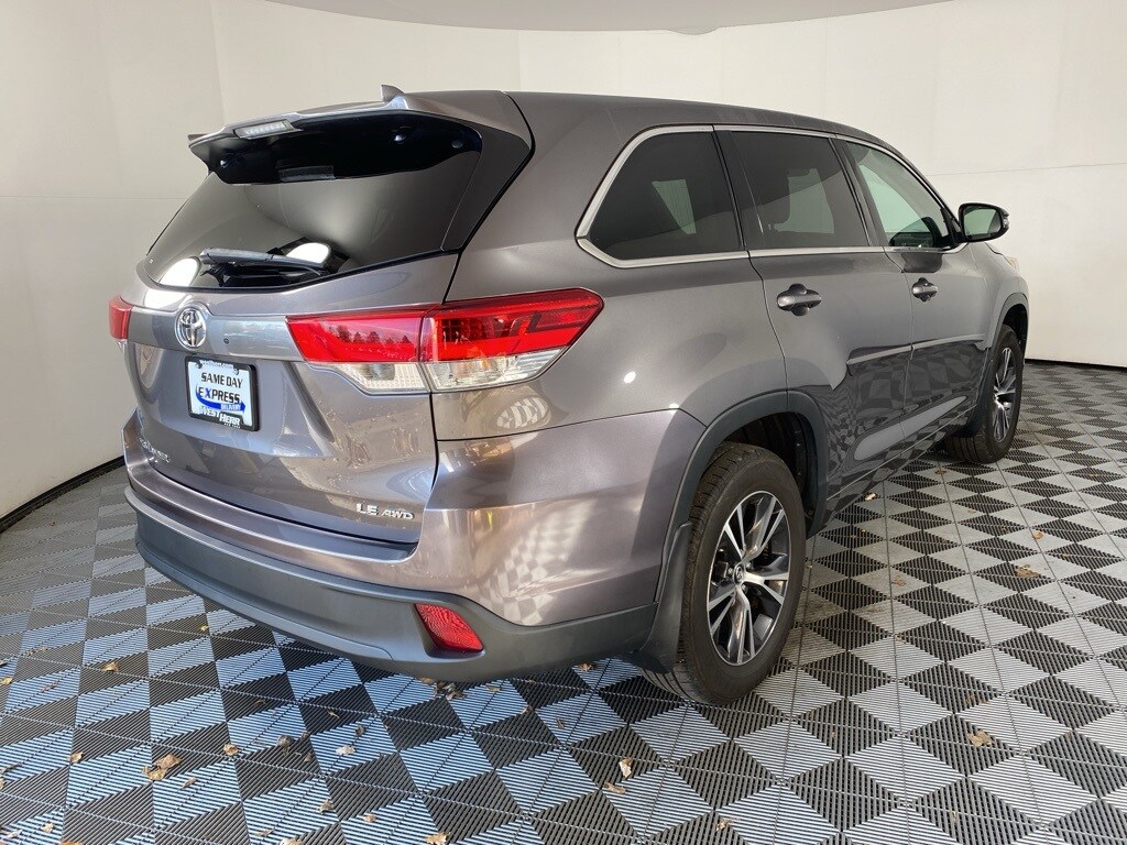2017 Toyota Highlander LE Plus photo 2