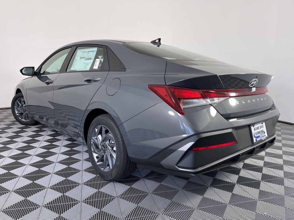 2024 Hyundai Elantra SEL photo 2