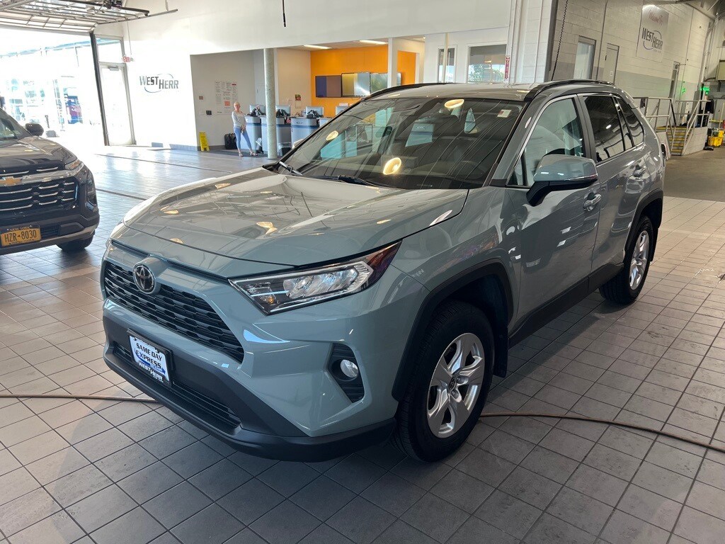 2021 Toyota RAV4 XLE photo 2