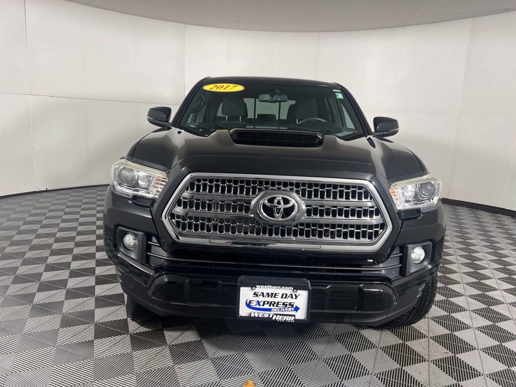 2017 Toyota Tacoma TRD Sport V6 photo 2