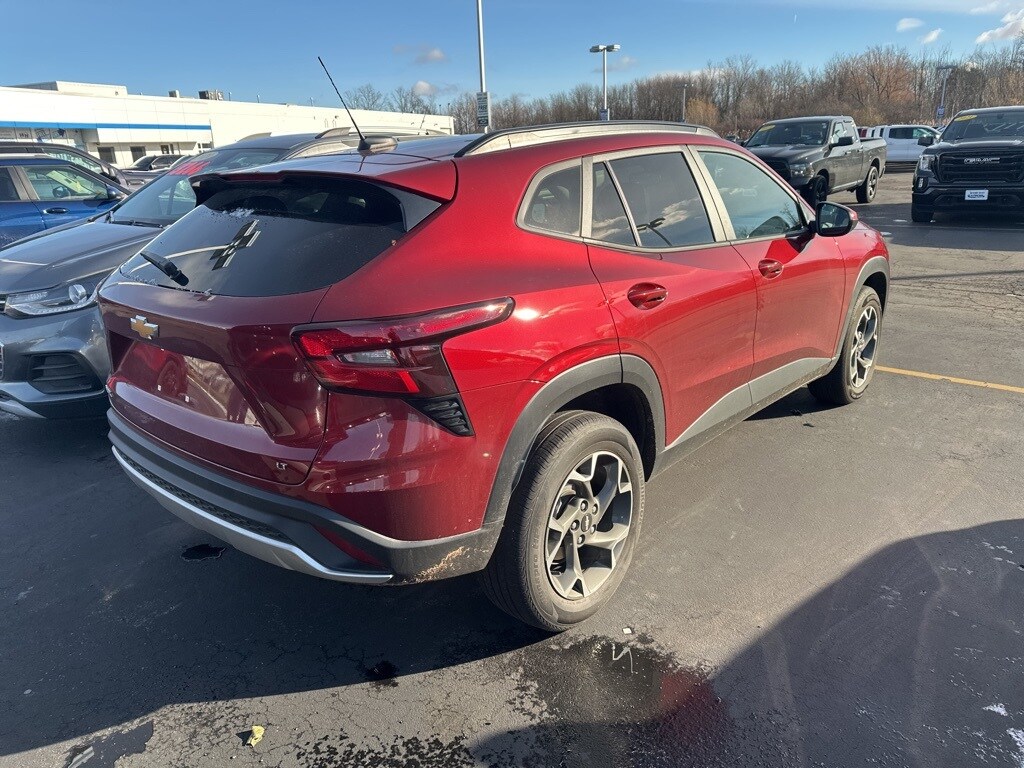 2024 Chevrolet Trax LT photo 2