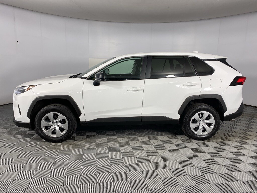 2023 Toyota RAV4 LE photo 3