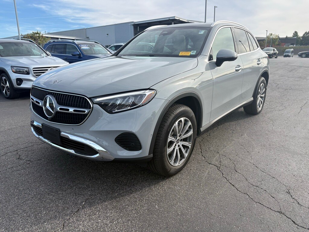 2025 Mercedes Benz GLC 300 4MATIC photo 3