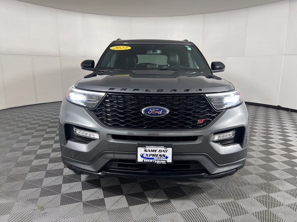 2023 Ford Explorer ST photo 2