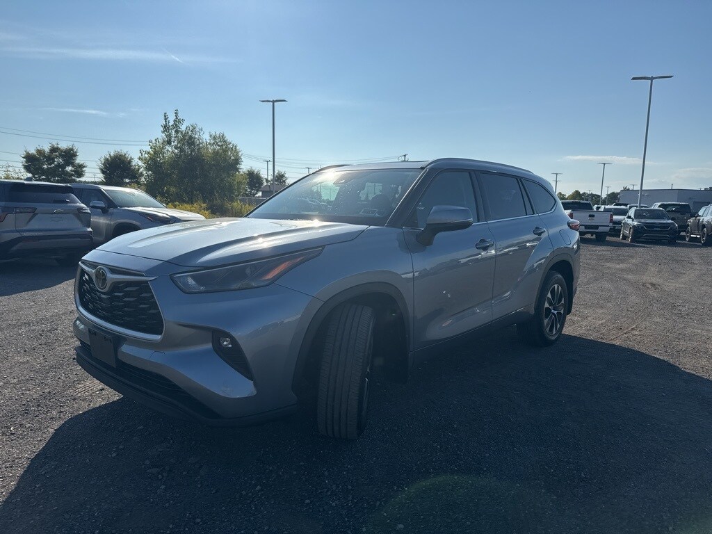 2022 Toyota Highlander XLE photo 2