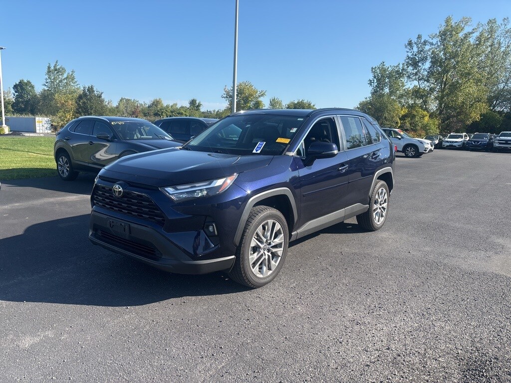 2022 Toyota RAV4 XLE Premium photo 3