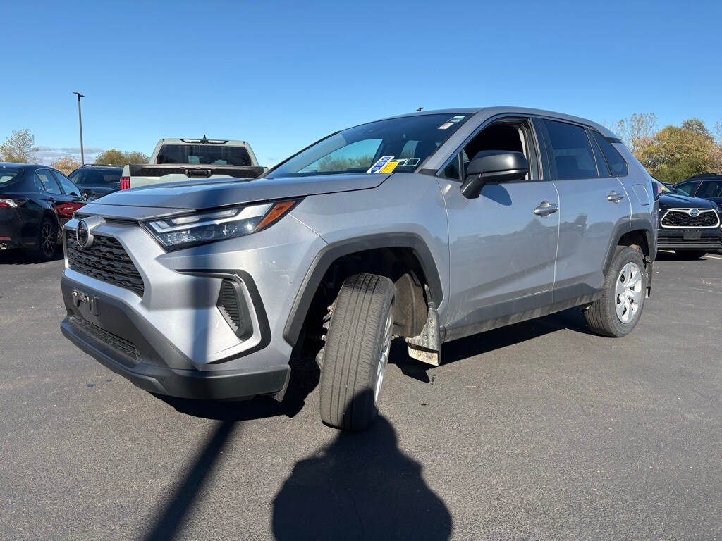 2023 Toyota RAV4 LE photo 3